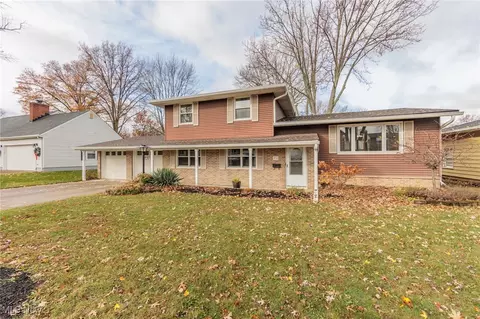 538 N Woodhill Dr, Amherst, OH 44001