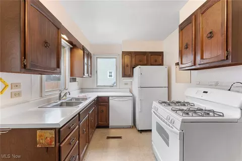 682 Maple Ave, Conneaut, OH 44030 photo 11