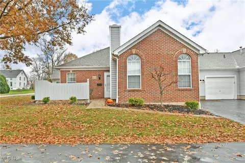 10 Stratford Green Dr #4, Canfield, OH 44406