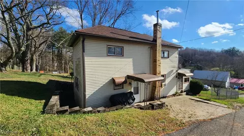 201 Hill Dr, Sherrodsville, OH 44675
