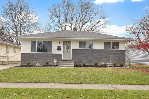 14105 Rochelle Dr, Maple Heights, OH 44137