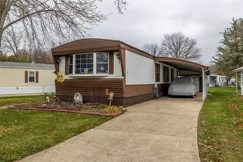 8 Parade St, Olmsted Falls, OH 44138