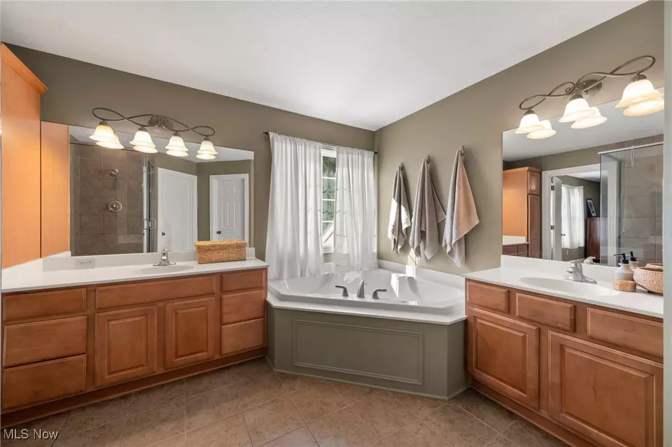 Bath - 3342 Ashton Dr, Uniontown, OH 44685 photo 3 of 4