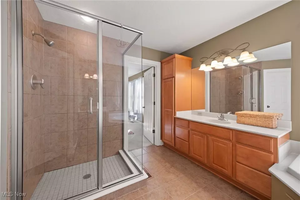 Bath - 3342 Ashton Dr, Uniontown, OH 44685 photo 2 of 4