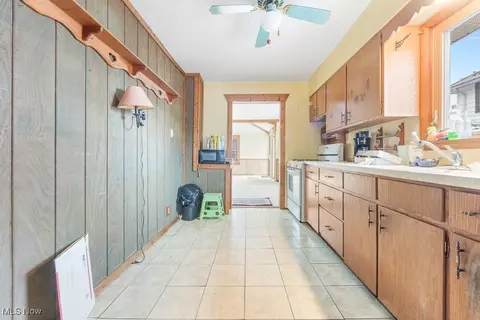 Entry Way - 18061 Derr Ave, Beloit, OH 44609 photo 2 of 3