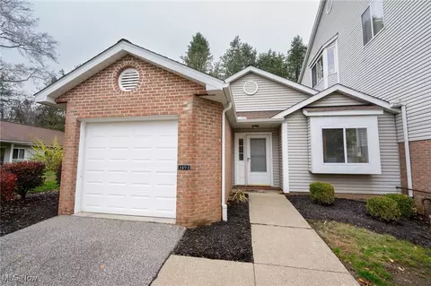 349 Village Pointe Dr #E, Akron, OH 44313
