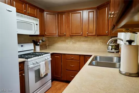 2692 Robindale Ave, Akron, OH 44312 photo 9