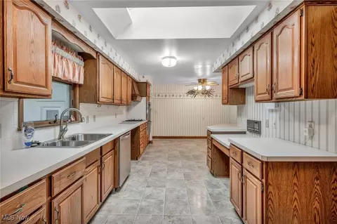 Kitchen - 2109 E Skyline Dr, Lorain, OH 44053 photo 5 of 6