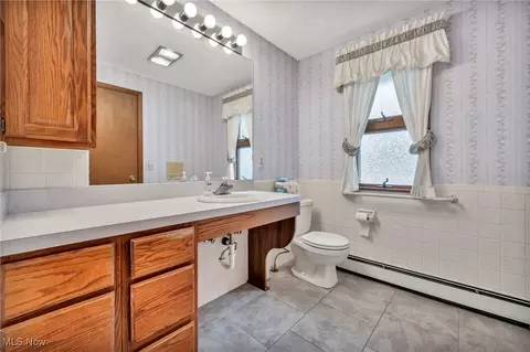 Bath - 2109 E Skyline Dr, Lorain, OH 44053 photo 2 of 6