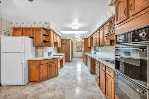 Kitchen - 2109 E Skyline Dr, Lorain, OH 44053 photo 2 of 6