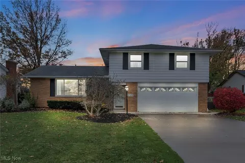 2109 E Skyline Dr, Lorain, OH 44053