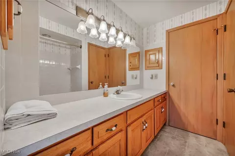 Bath - 2109 E Skyline Dr, Lorain, OH 44053 photo 5 of 6
