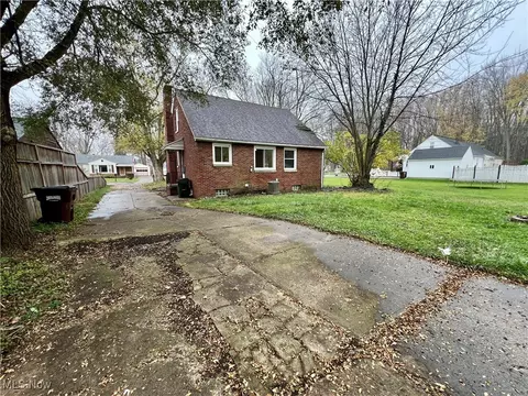 Exterior - 41868 Edison Ct, Elyria, OH 44035 photo 3 of 5