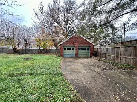 Exterior - 41868 Edison Ct, Elyria, OH 44035 photo 4 of 5