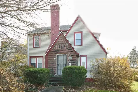 3682 Grosvenor Rd, Cleveland Heights, OH 44118