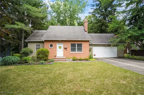 41 Pinecrest Dr, Bedford, OH 44146