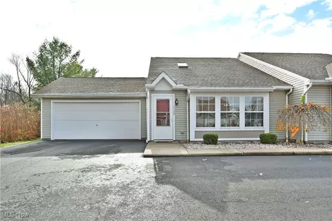 3439 Eagles Loft #D, Cortland, OH 44410