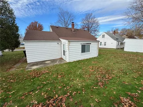 Exterior - 387 E 232nd St, Euclid, OH 44123 photo 4 of 5