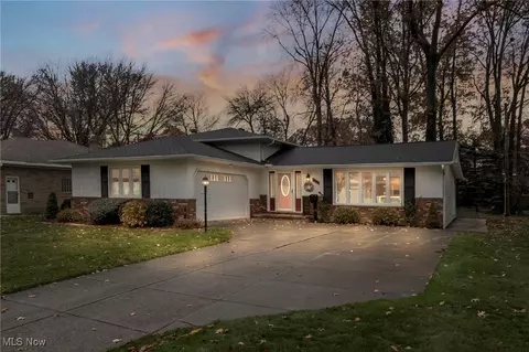 1001 Meadview Dr, Seven Hills, OH 44131