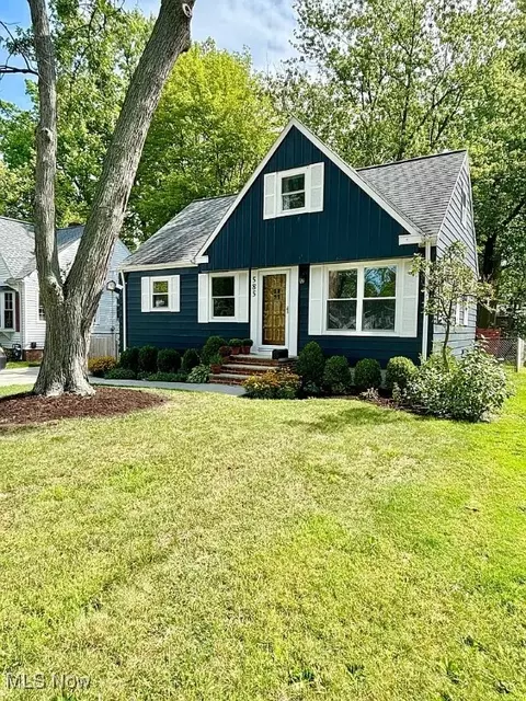 585 Columbia Rd, Bay Village, OH 44140