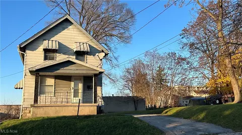 16 E Prospect St, Girard, OH 44420