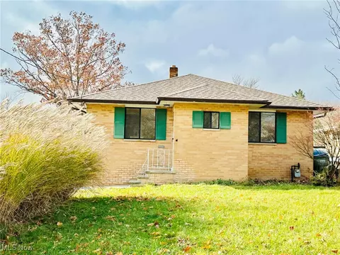 810 Mckinley Ave, Bedford, OH 44146