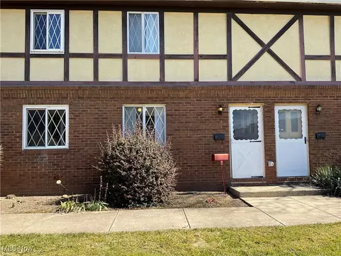 8180 Apt 14 Deepwood Blvd #2, Mentor, OH 44060