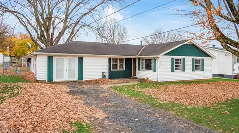 2656 Cinema Dr, Zanesville, OH 43701