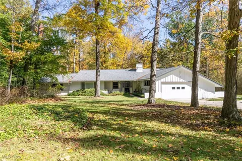 160 Murwood Dr, Moreland Hills, OH 44022