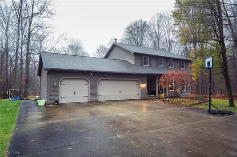 17330 Curry Ln, Chagrin Falls, OH 44023