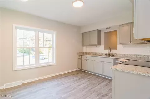 1432 Gulf Rd, Elyria, OH 44035 photo 4