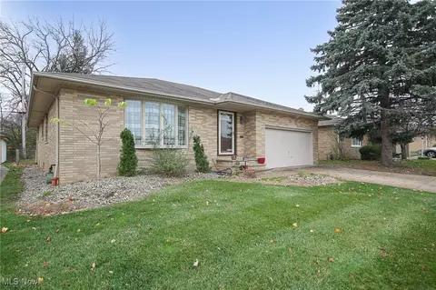 9695 Idlewood Dr, Brooklyn, OH 44144