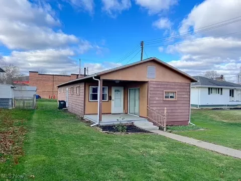 1108 N Main St, Uhrichsville, OH 44683