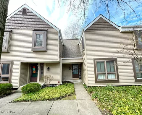 17542 Fairlawn Dr, Chagrin Falls, OH 44023