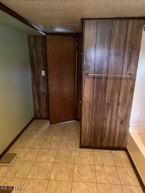 Entry Way - 37484 Applegate Rd, Lisbon, OH 44432 photo 3 of 6