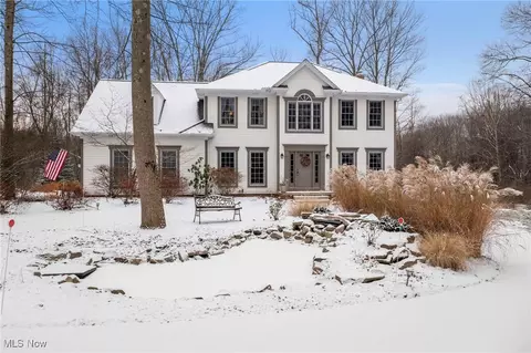 365 River Glen Dr, Aurora, OH 44202