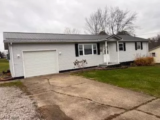 3864 School House Rd, Little Hocking, OH 45742
