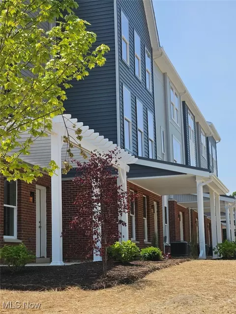 596 Mull Ave #8, Akron, OH 44313