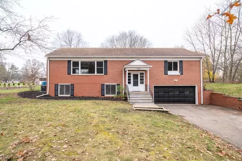 1110 Oak Tree Rd, Akron, OH 44320