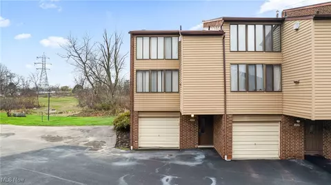 2115 Penguin Ave, Akron, OH 44319