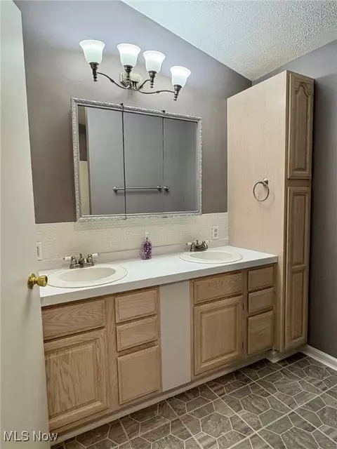 Bath - 4620 16th St NW, Canton, OH 44708 photo 2 of 3