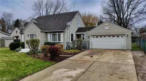 2425 Benton St, Akron, OH 44312 photo 4