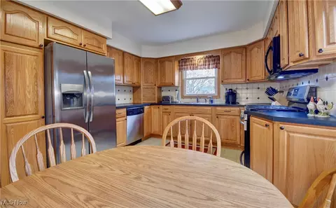 2425 Benton St, Akron, OH 44312 photo 18