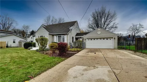 2425 Benton St, Akron, OH 44312 photo 5