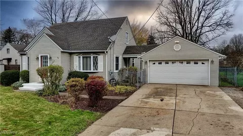 2425 Benton St, Akron, OH 44312 photo 3