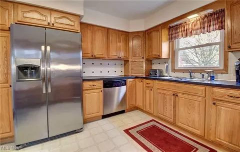 2425 Benton St, Akron, OH 44312 photo 12