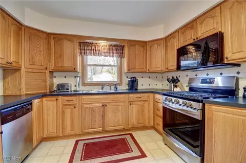 2425 Benton St, Akron, OH 44312 photo 13