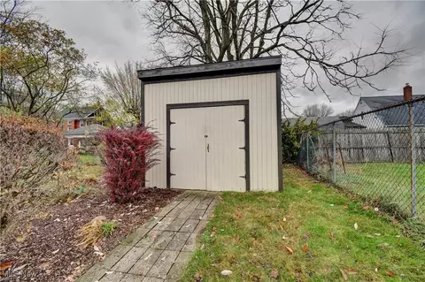 2425 Benton St, Akron, OH 44312 photo 32