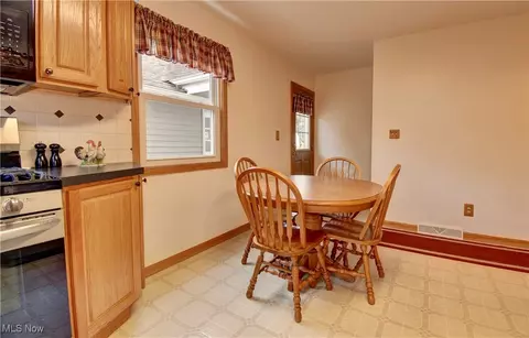 2425 Benton St, Akron, OH 44312 photo 17