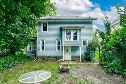 Exterior - 382 Cornell St, Akron, OH 44310 photo 5 of 7